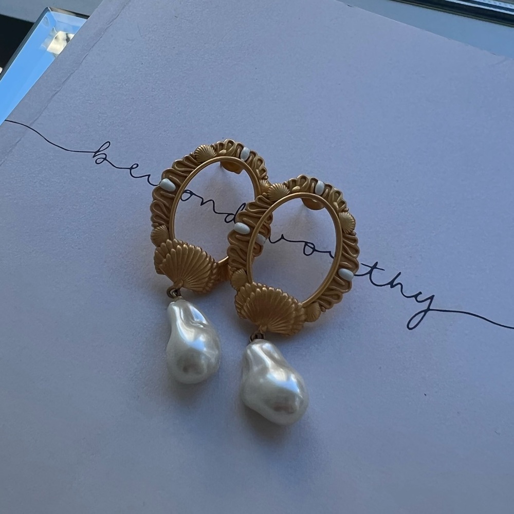 Retro chic italy gold pearl earrings.